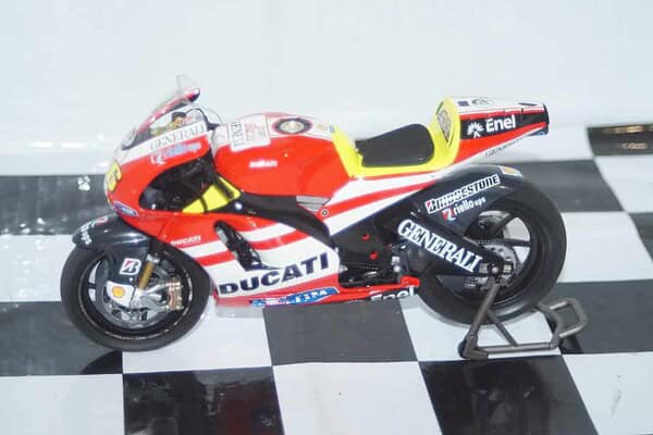 Minichamps ducati desmosedici showbike 2011,1:12th 122 100146