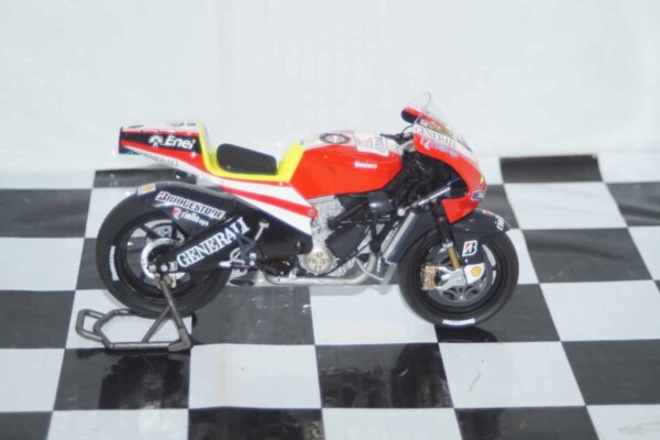 Minichamps ducati desmosedici showbike 2011,1:12th 122 100146