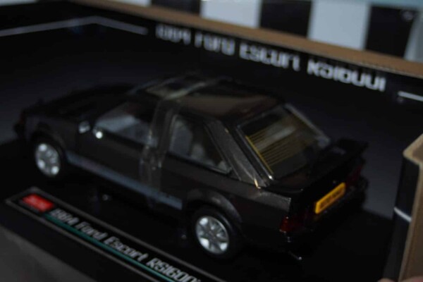 Sunstar ford escort rs 1600i 1984 graphite grey (rhd) ref h5000r 1:18 scale uk exclusive
