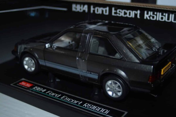 Sunstar ford escort rs 1600i 1984 graphite grey (rhd) ref h5000r 1:18 scale uk exclusive