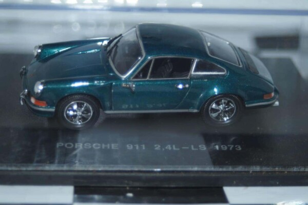 Universal hobbies porsche 911 2.4l-ls 1973 in green 1:43 1018