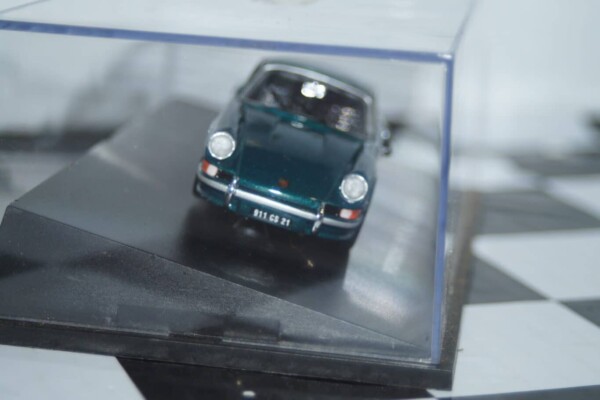 Universal hobbies porsche 911 2.4l-ls 1973 in green 1:43 1018