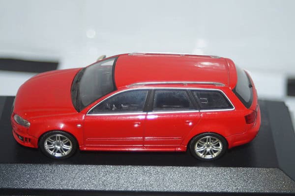 Minichamps audi rs4 saloon 2005 red 1:43  400 014600