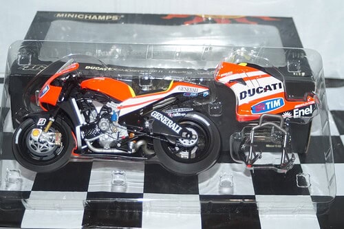Minichamps ducati desmosedici gp11 2011,1:12th 122 110846