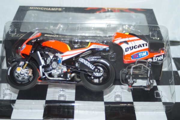Minichamps ducati desmosedici gp11 2011,1:12th 122 110846