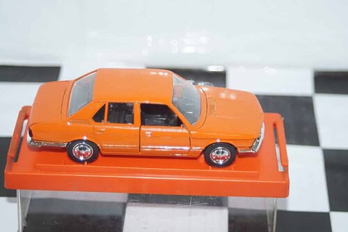 Schuco bmw 520 orange 1:43 scale diecast ref 301 617
