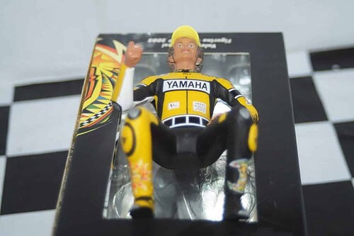 Minichamps figurine yamaha v.rossi 2005  1:12th 312 050096