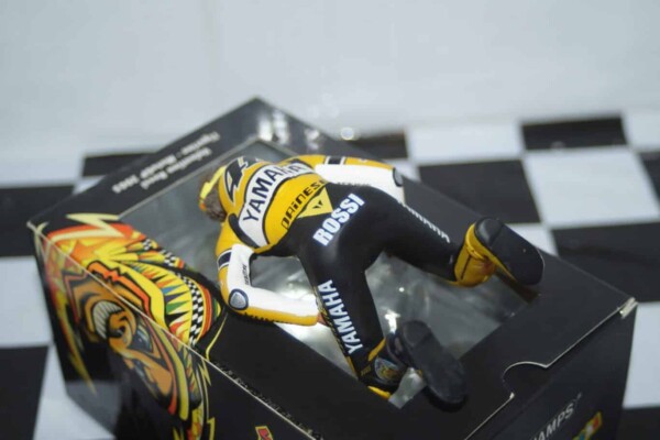 Minichamps figurine yamaha v.rossi 2005  1:12th 312 050096