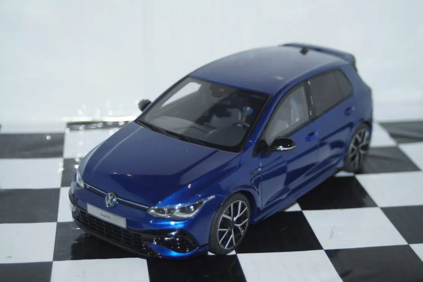 OTTO Volkswagen Golf VIII R in Blue 1:18 OT413