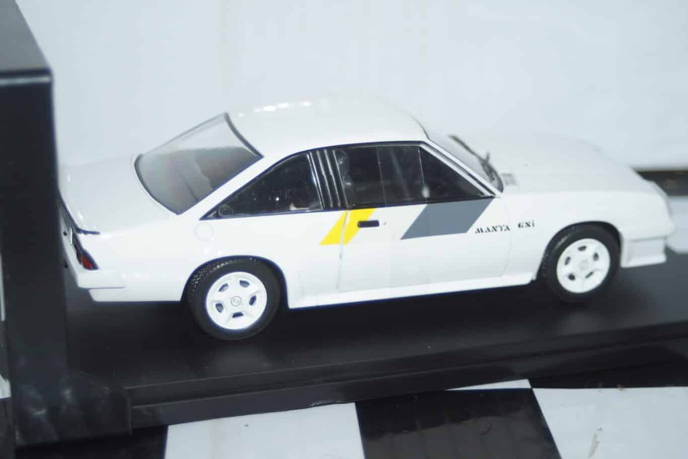 Hachette 1:24 Opel Manta B 400 Année de construction 1981 Blanc Hachette 1:24 Opel Manta B 400 Année de construction 1981 Blanc