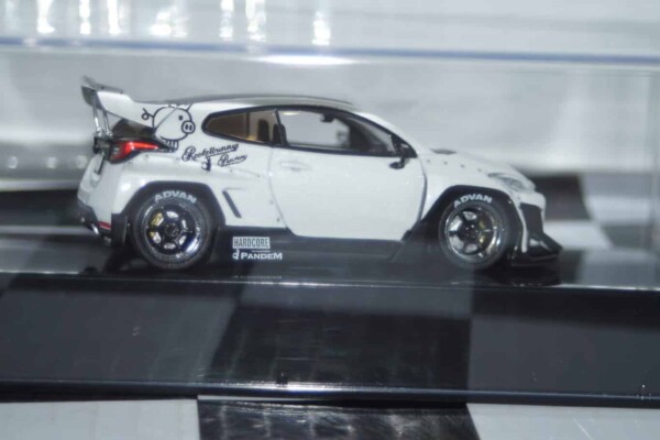 Ixo pandem gr yaris white moc327.22