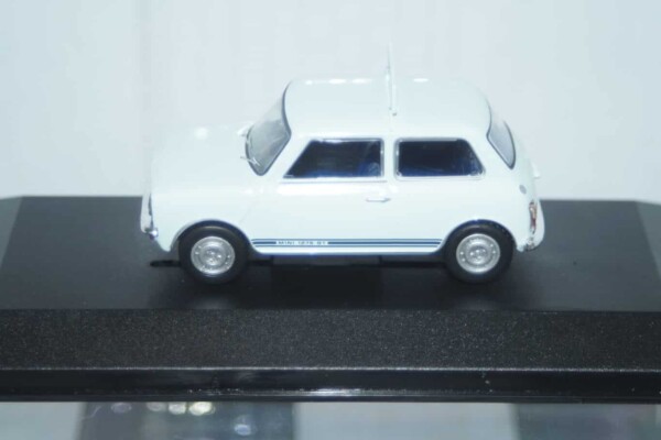 Corgi vanguards mini 1275gt white "the 4,000,000th mini" va13505 1:43 scale