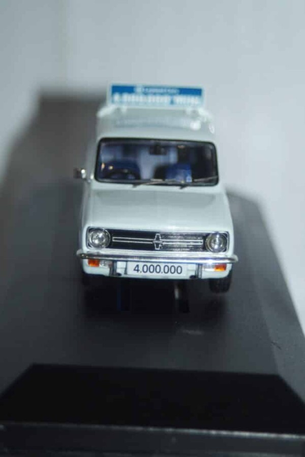 Corgi vanguards mini 1275gt white "the 4,000,000th mini" va13505 1:43 scale