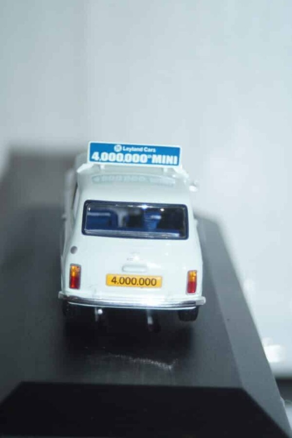 Corgi vanguards mini 1275gt white "the 4,000,000th mini" va13505 1:43 scale