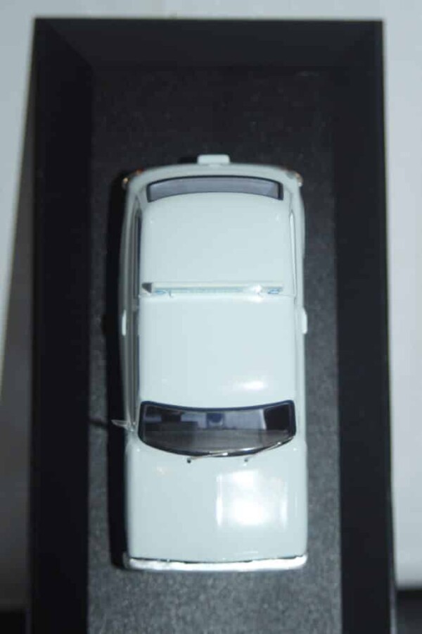 Corgi vanguards mini 1275gt white "the 4,000,000th mini" va13505 1:43 scale