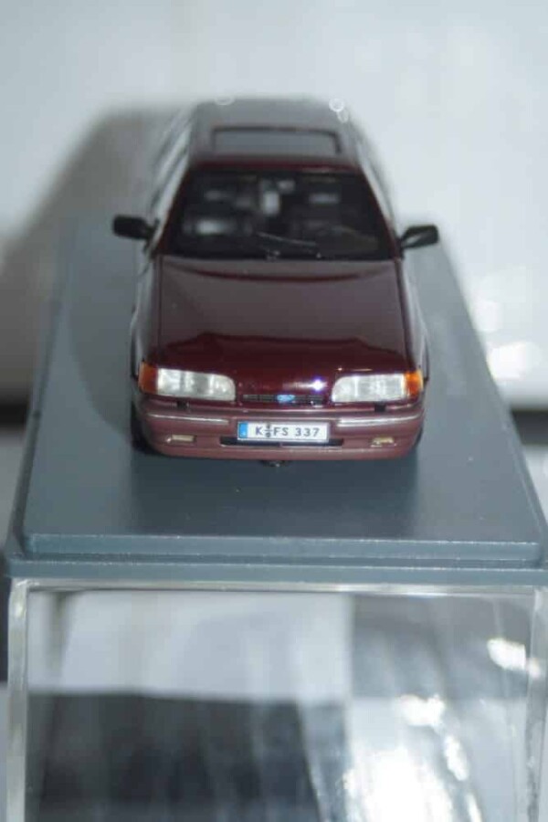 Neo models ford scorpio mk1,maroon neo43337 1:43 scale,crack in case