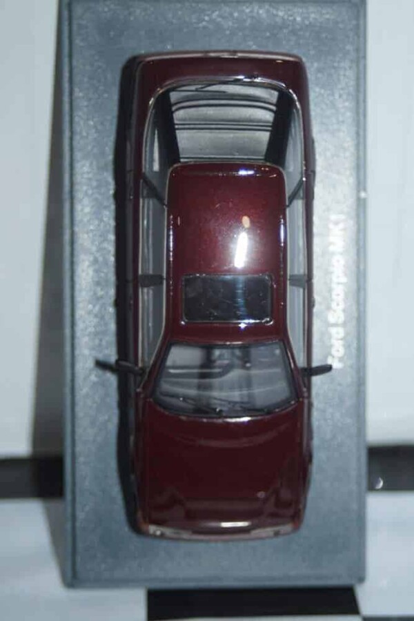 Neo models ford scorpio mk1,maroon neo43337 1:43 scale,crack in case