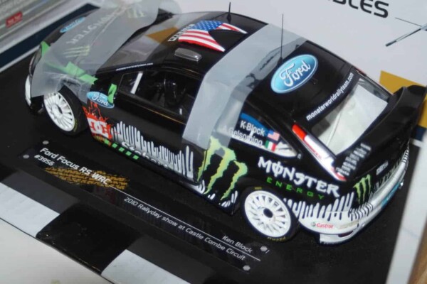Sunstar ford focus rs wrc 2010 rallyday show at castle combe circuit ken block ref 3956 1:18 scale