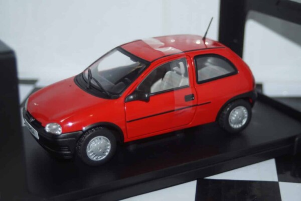 Whitebox opel / vauxhall corsa a sr 1985 white 1:24 wb124239-o