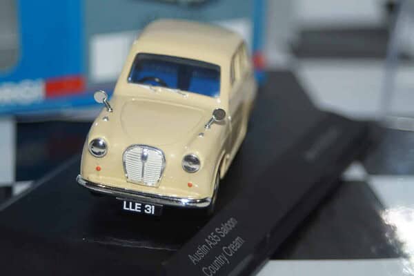 Vanguards austin a35 saloon country cream 1/43 diecast va02309