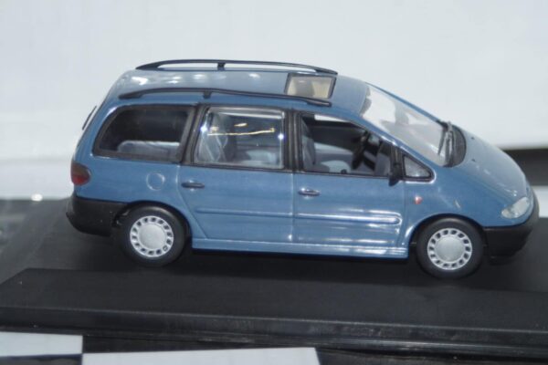 Minichamps ford galaxy blue 5 door dealer boxed