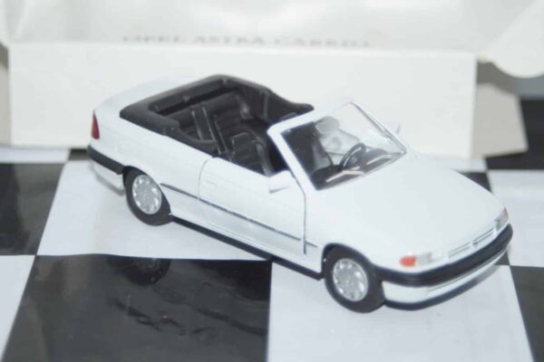 Gama opel vauxhall astra cabrio in white 51026 in 1:43