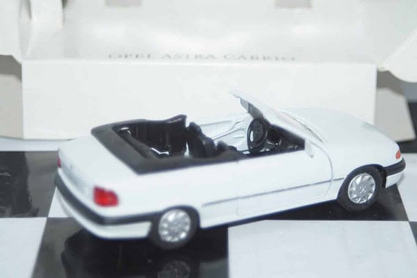 Gama opel vauxhall astra cabrio in white 51026 in 1:43