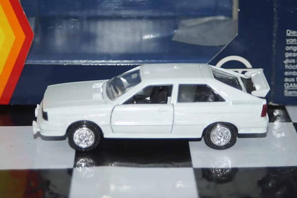 Gama opel vauxhall senator in red 81133000 in1:43