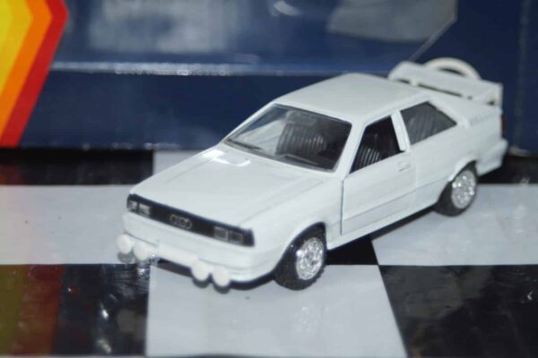 Gama opel vauxhall senator in red 81133000 in1:43