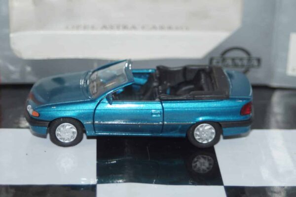 Gama opel vauxhall astra cabrio in red 1135 in 1:43
