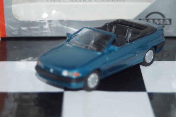 Gama opel vauxhall astra cabrio in red 1135 in 1:43