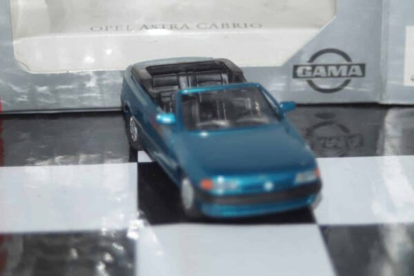 Gama opel vauxhall astra cabrio in red 1135 in 1:43