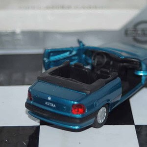 Gama opel vauxhall astra cabrio in blue 51026 in 1:43