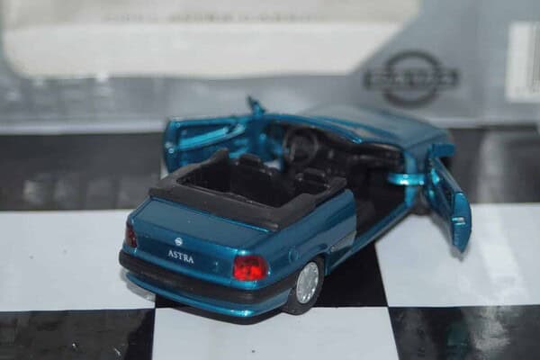 Gama opel vauxhall astra cabrio in blue 51026 in 1:43
