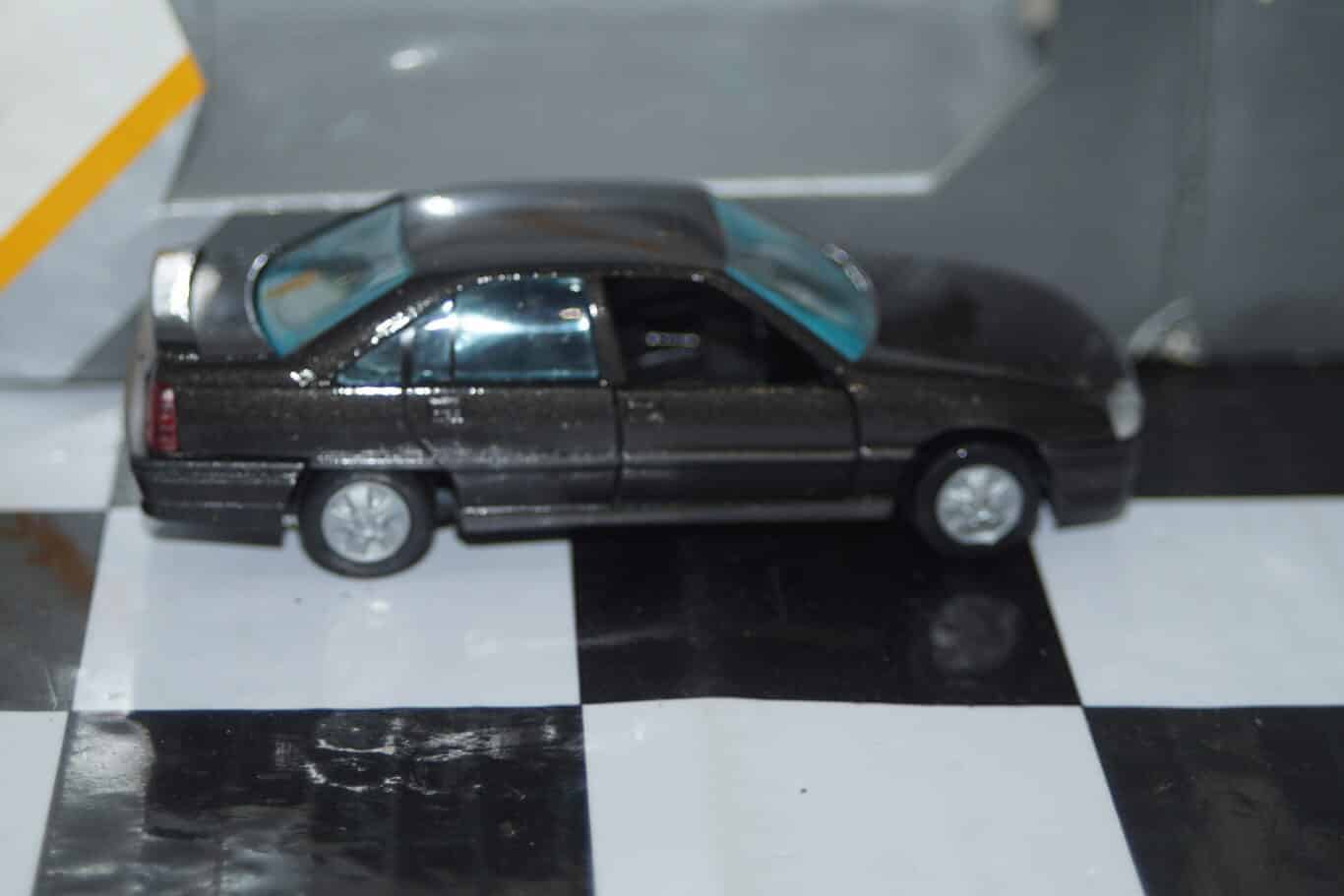 Gama opel omega vauxhall carlton gsi gold 81131000g in 1:43 scale