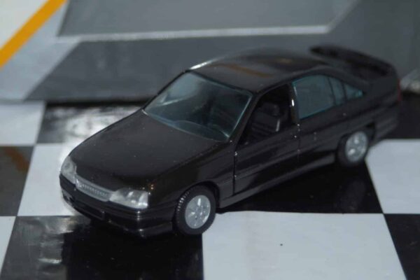 Gama opel omega vauxhall carlton gsi gold 81131000g in 1:43 scale