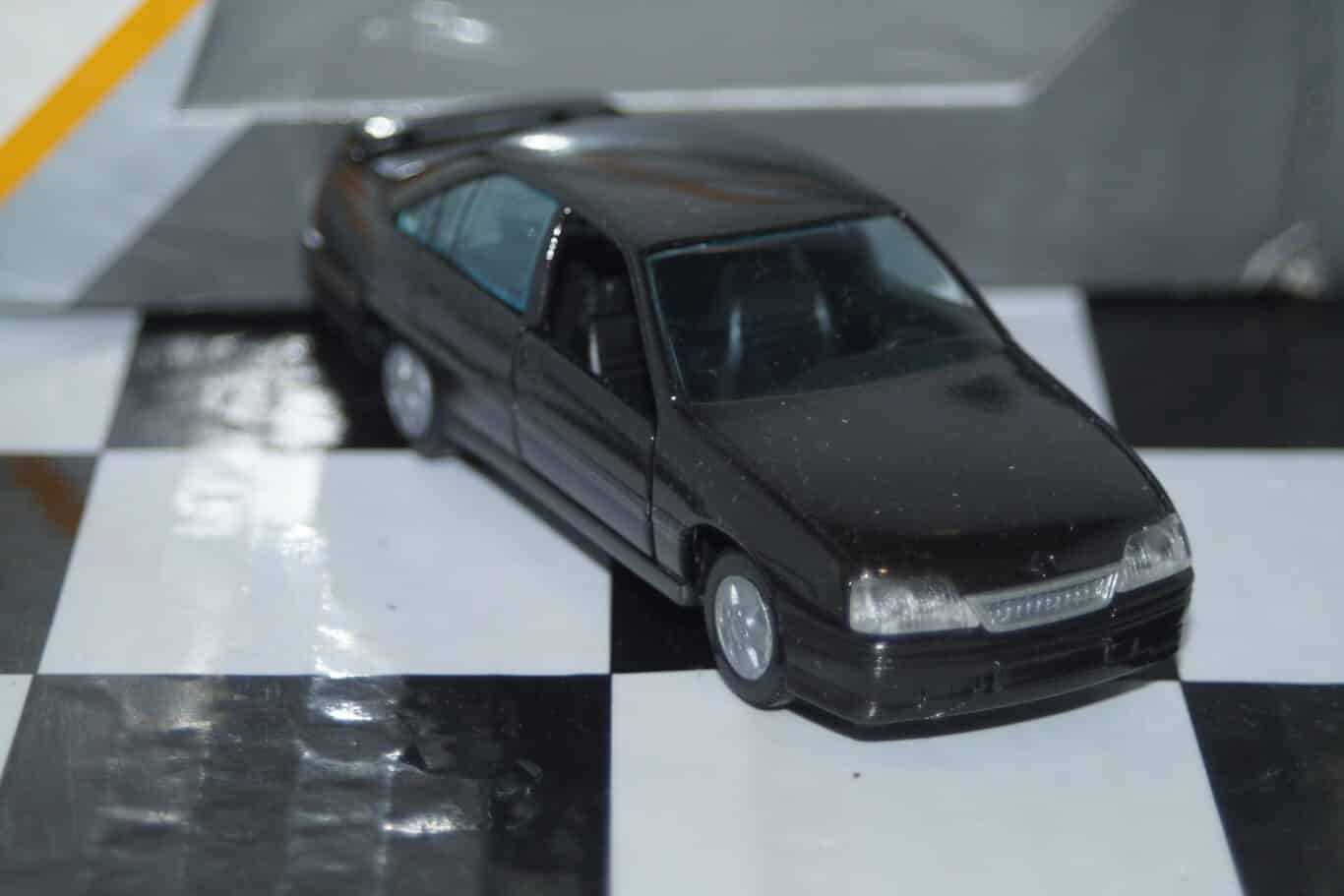 Gama opel omega vauxhall carlton gsi gold 81131000g in 1:43 scale