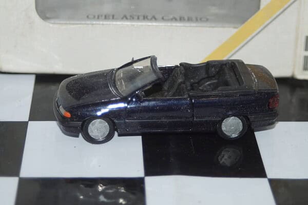 Gama opel astra f cabrio in blue 1799518 in 1:43 scale