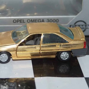 Gama opel omega vauxhall carlton gsi gold 81131000g in 1:43 scale