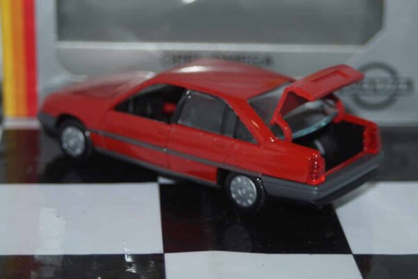 Gama opel omega vauxhall carlton red 1130 in 1:43 scale