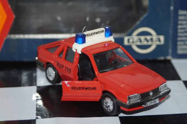 Gama opel ascona vauxhall cavalier feuerwehr 1141 in 1:43 scale