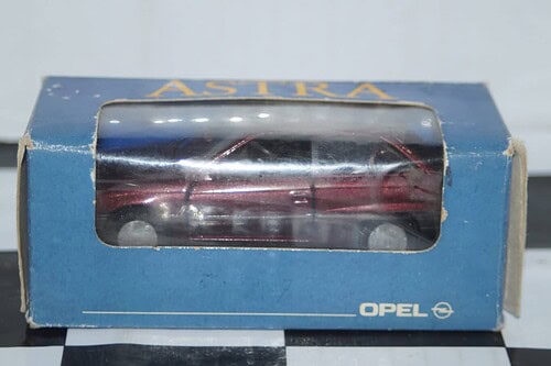 Gama opel rekord in red 4 door 1176 in 1:43 scale