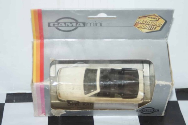Gama opel vauxhall astra saloon mk 3 in maroon 1002 in 1:43