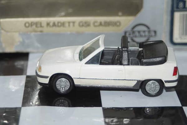 Gama opel vauxhall astra saloon mk 3 in maroon 1002 in 1:43