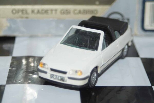 Gama opel vauxhall astra cabrio in white 1135 in 1:43