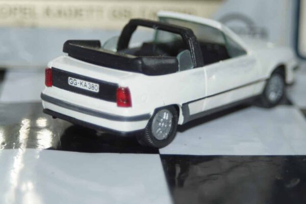 Gama opel vauxhall astra cabrio in white 1135 in 1:43