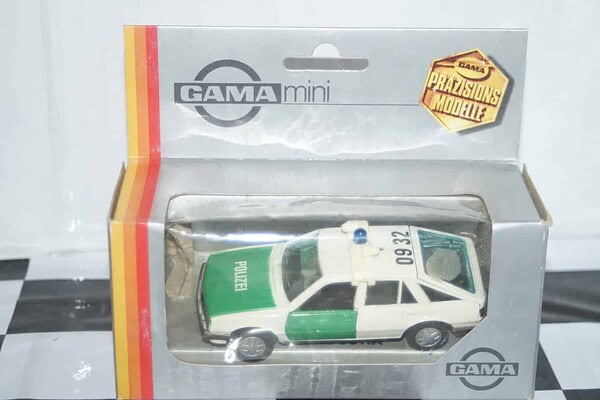 Gama opel vauxhall vectra cavalier polizei 81170000 in 1:43 scale