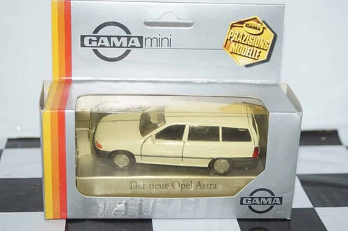 Gama opel vauxhall astra mk3 white 81113000 in 1:43 scale