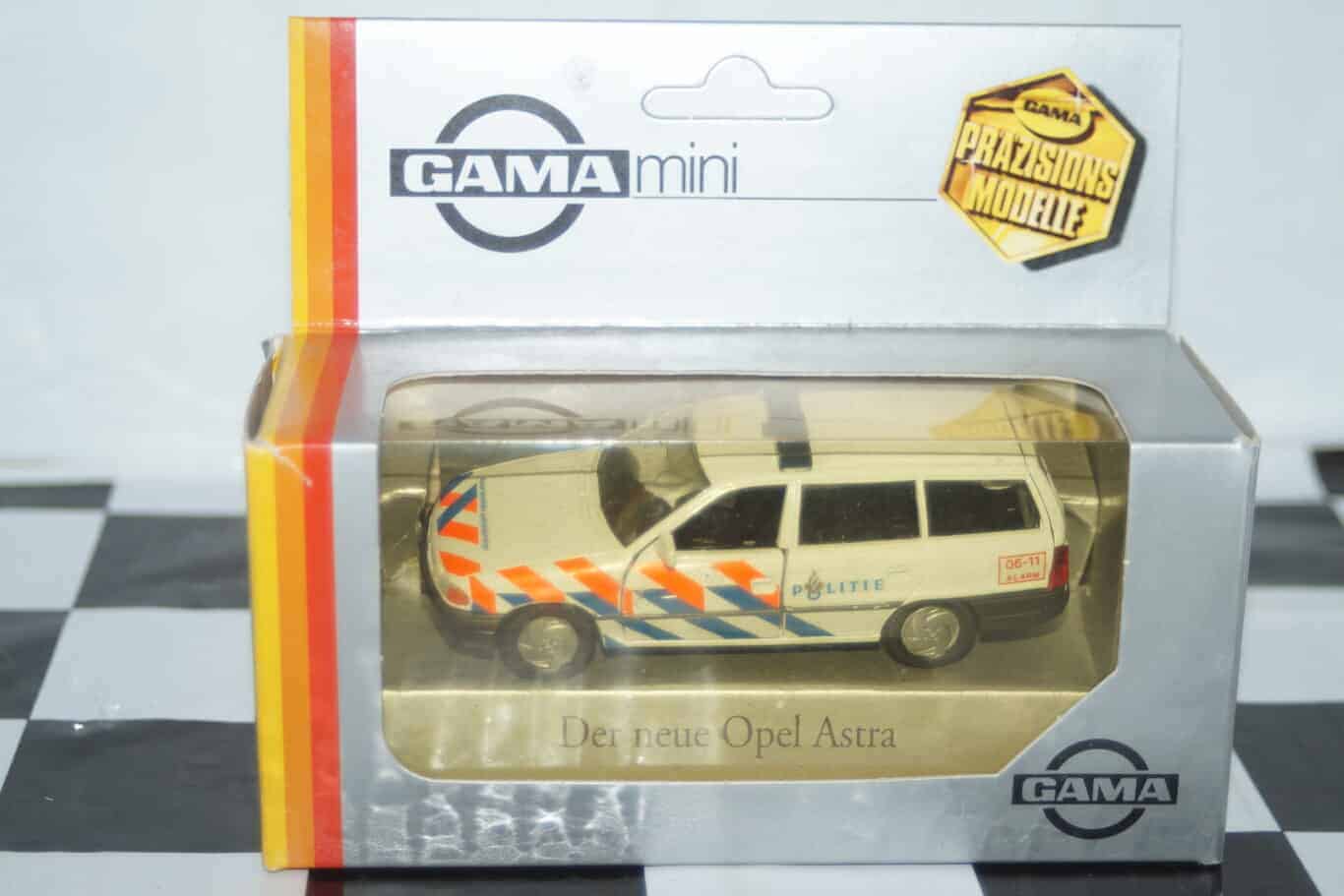 Gama Opel Vauxhall Astra Mk3 Politie 81001000 in 1:43 scale