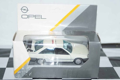 Gama opel vauxhall carlton taxi 1799315 in 1:43 scale